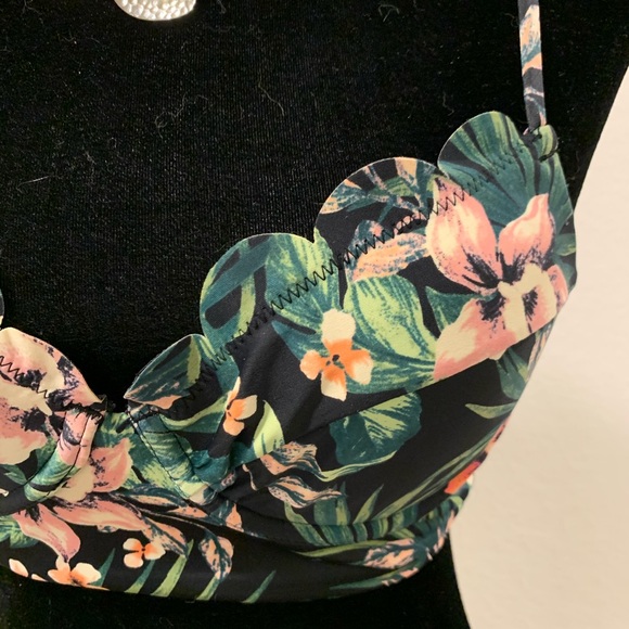 Tropical Print, Scallop Cut Pinup Bikini Top and High Waist Bottoms - Picture 4 of 9